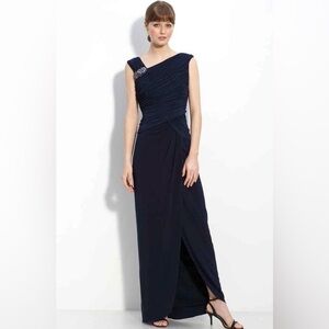 ADRIANA PAPELL Navy Blue Ruched Formal Length Evening Gown W/Broach Size 10.